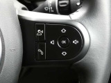 ステアリングに集約された操作ボタンで、音楽や通話、クルーズコントロールを手元で操作可能。運転中も便利で快適なドライブをサポートします。