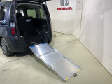 低く斜めの床の広びろ荷室に。大きな開口部とあわせ、重量のある電動アシスト自転車もラクに積めます。