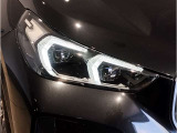【LEDヘッドライト】先進のLEDテクノロジーを採用。放射される白色光の周波特性は太陽光に近く、バイキセノン・ヘッドライトを上回るコントラストで更に明るく輝きます!