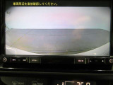 後方の確認に、バックモニターが装備されます