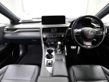 上質で落ち着いた印象のインパネ。視界も広々で運転しやすいです。