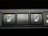 運転席と助手席には寒い時にうれしいシートヒーターが装備されてます。