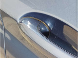【デザインとの融合】BMWデザイナーが創り出したボディデザインを損なう事のない様に配置とデザインに拘っています。ドアノブについてもBMWの拘りに妥協はありません。