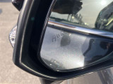隣車線を走る車両をレーダーで検知し、ドアミラーでは確認しにくい後側方エリアに存在する車両に加え、急接近してくる車両も検知します。車両を検知するとドアミラーに搭載されたLEDインジケーターが点灯します。