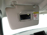 運転席、助手席のサンバイザーの裏にはバニティミラーが装備、身だしなみに役立ちます。