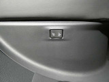 【セカンドパワーシート】前席だけでなく、2列目も電動パワーシートとなっております。