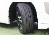 タイヤサイズ 235/50R18。切削光輝で凝ったデザインの純正アルミホイールを装着しています。足元をクールに引き締めてくれ、しっかりした走りも楽しめますよ。