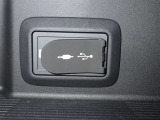充電用USB端子付き。スマートフォンなどの充電に便利です。