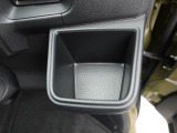 カップホルダーは運転席や助手席からちょうど手の届く位置です!!