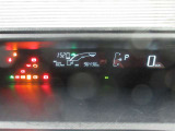 運転席のメータパネル類は常に視界に入る場所ですので、大事なチェックポイントです。ぜひ実際にご乗車ください。