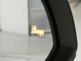 ブラインドスポットモニター装備。隣車線を走る車両を検知。ドアミラーでは確認しにくい後、側方エリアに存在する車両や急接近してくる車両も検知しドアミラーに搭載されたLEDインジケーターが点灯します。