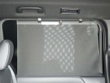 セカンドシートの窓ガラスには日よけのシェードを装備しています。強い日差しのカットに、プライバシー対策としても重宝します。