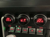 左右独立温度コントロールフルオートエアコンです。運転席、助手席それぞれで独立して温度設定ができます。冷え性の方が乗っても安心ですね♪
