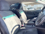 運転席まわりには十分なスペースがあり、大柄な方でもゆったり運転していただける環境です。
