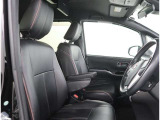 【フロントシート】アームレストが付いており、ゆったりとした姿勢で運転できますね。
