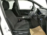 高いホールド性で運転姿勢が安定します。長距離ドライブでも疲れにくいのが魅力です。快適なドライビングライフをお送りください♪