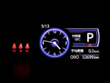 マルチインフォメーションディスプレイには、クルマの様々な情報を表示します。運転席から見やすい、インパネ中央部に配置されているので、運転中の視線異動が少なく快適です!