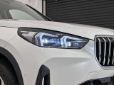 アダプティブLEDヘッドライトはステアリングを切った方向を照らします。