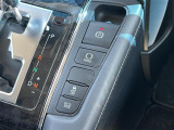 【電動パーキングブレーキ】ブレーキを踏んで停車したときにブレーキペダルから足を離しても停車状態を維持することができます。