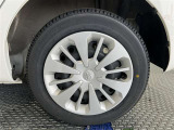 スチールホイールカバー付き。タイヤ装着サイズは「165/65R14」です。