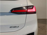 BMWの伝統の丸目4灯ヘッドライトでございます。LEDライトで視認性もよく明るく安全性の向上につながります。