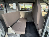 荷室とフラットなるためにベンチシートになります。