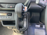 【インパネシフト】シフトがインパネにあるから足元が広々☆運転席から助手席への移動も楽にできちゃいますね☆運転に疲れたときはササッと代わってもらっちゃいましょう!