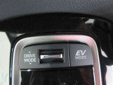 EVドライブモードで、エンジン音や排気ガスを気にすることなく走れます。早朝・深夜や屋内の駐車場などで重宝しますよ♪