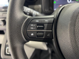 運転中もハンドルでの操作が可能です。特に高速道路等の目が離せない運転時には、便利さだけでなく、安全性も兼ね備えております。