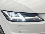 ●LEDハイビームが多数独立で存在し、ハイビーム時に対向車や前方を走る車の部分をロービームに切り替えが可能!!シーケンシャルウインカーも装備!!
