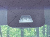 【スマートアシスト】走行中に前方の車両等を認識し、衝突しそうな時は警報とブレーキで衝突回避と被害軽減をアシスト。より安全にドライブをお楽しみいただけます。
