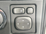 【電動格納ミラー】サイドミラーは電動格納式となっており、狭い駐車場でもキズがつくリスクを抑えられます。