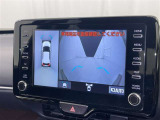 パノラミックビューモニターを装備。駐車場や交差点でクルマを真上から見るように周囲を確認できます。機能の詳細は販売店スタッフまでおたずねください。