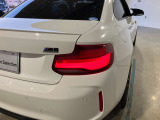 L字型リアコンビランプ:BMWの伝統的なデザインのひとつです。夜間でも誰が見てもBMWとわかる印象的なデザイン。