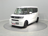 【斜め前方】 4WDならではの頼もしさを感じる佇まい。洗車と仕上げを丁寧に行い、前向きな気持ちでお乗り出しいただける状態です。毎日の通勤や通学も快適にサポートします。