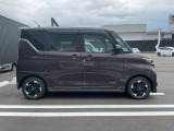 リヤスライド仕様となっていますので開け閉めの際、隣の車にドアをぶつける心配がございません☆