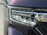 【LEDヘッドライト】悪天候や夜間走行時も良好な視界を確保し安心して運転できる高輝度LEDヘッドライトを装備!点灯速度が早く、消費電力も抑えられています。