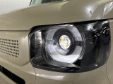 ヒトの瞳を思わせるフルLEDヘッドライトは、奥行き感のある立体的な造形を採用。