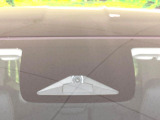 【ホンダセンシング】走行中に前方の車両等を認識し、衝突しそうな時は警報とブレーキで衝突回避と被害軽減をアシスト。より安全にドライブをお楽しみいただけます。