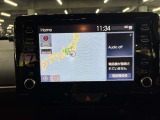 ディスプレイオーディオやカーナビは、現代のドライブにおいて欠かせない装備のひとつです。初めての場所でも迷いにくく、快適なルート案内で運転をサポートします。移動中のエンターテインメント性も高まります。