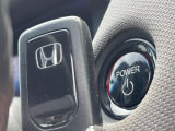 【Hondaスマートキー】カバンやポケットに入れたままでもドアの施錠・解錠が可能なスマートキーを装備。エンジンのオン・オフ時もカギを取り出す必要が無いからとっても便利です♪
