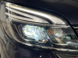 【LEDヘッドライト】悪天候や夜間走行時も良好な視界を確保し安心して運転できる高輝度LEDヘッドライトを装備!点灯速度が早く、消費電力も抑えられています。