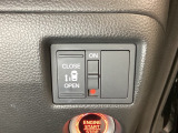 左側電動スライドドアは運転席からでも操作ができるように、ハンドル付近に開閉の操作スイッチが付いています。