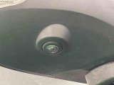 純正ナビゲーションを装着することで狭い道でのすれ違い時に下廻りを映し出す事ができます。他のカメラと連携してパノラマモニターにも対応することが出来ます。