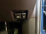 ボンネットと給油口のノブは運転席右下にございます。
