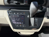 オートエアコンでパネルタッチするだけで操作が可能です(^^)☆AUTOにすれば簡単に車内の空調を快適に調整してくれます♪嬉しいシートヒーター付き(^^)