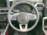 インテリアに合わせたデザインのステアリングは、運転される方のことも考え、運転しやすい形状、大きさです。是非一度、実際に触ってお確かめください。