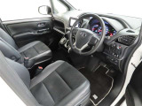 シンプルで使いやすいデザインの運転席です。