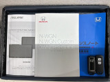 スマートキーは鍵をバッグに入れたままでもドアロックの開閉やエンジンのON・OFFができます。夜間や雨の日も鍵を探さなくて良いので便利です。