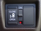 運転席からもスライドドアをボタン操作でスピーディーに開閉できます!またスマートキーでも操作できるので便利です。